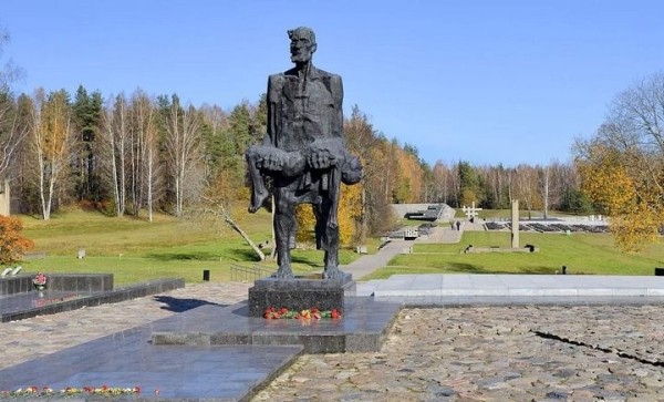 «Саша всю жизнь помнил, как хоронили погибших жители соседних деревень». История чудом выжившего хатынского мальчика «Саша всю жизнь помнил, как хоронили погибших жители соседних деревень». История чудом выжившего хатынского мальчика