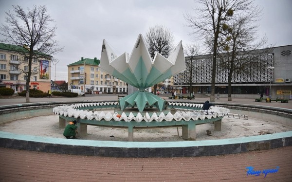 Фотофакт. Какого цвета будет фонтан в центре Барановичей после обновления Фотофакт. Какого цвета будет фонтан в центре Барановичей после обновления