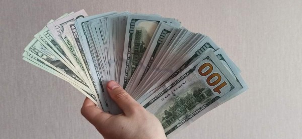 Инкассатор больше года воровала валюту в банке в Витебске. Вот чем она заменяла доллары и евро