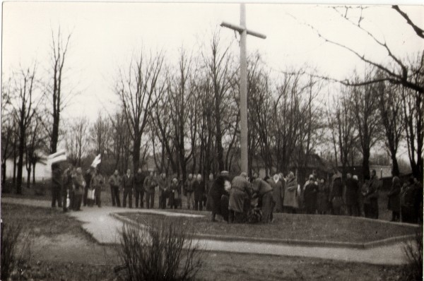 Як насуперак уладам усталявалі Крыж Ахвярам рэпрэсій у Баранавічах і як яго потым гвалтоўна знеслі Як насуперак уладам усталявалі Крыж Ахвярам рэпрэсій у Баранавічах і як яго потым гвалтоўна знеслі