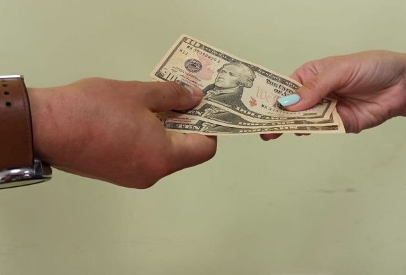 Какие курсы валюты установлены в обменниках 14 марта, после окончания торгов на бирже