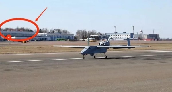 Минобороны РФ показало видео, как беспилотник бомбит Украину. Похоже, дрон взлетал с полосы Гомельского аэропорта Минобороны РФ показало видео, как беспилотник бомбит Украину. Похоже, дрон взлетал с полосы Гомельского аэропорта