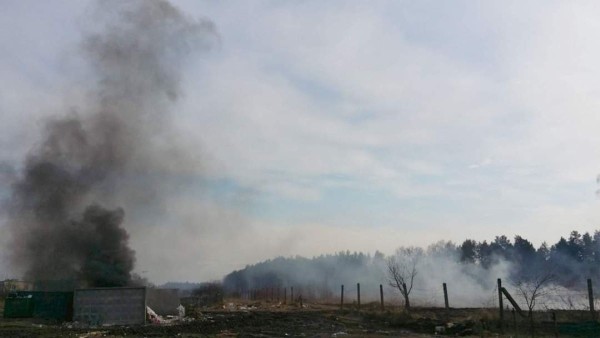 Недалеко от места падения самолета в Барановичах горела трава. Фотофакт