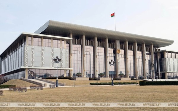  "Никакой чрезвычайщины". Александр Лукашенко собирает совещание с руководством Минобороны