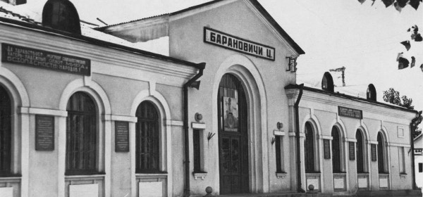 Посадка первого самолета на новый аэродром и пачка бюллетеней на помойке. О чем писали барановичские газеты в сентябре 1931 и 2001 годов Посадка первого самолета на новый аэродром и пачка бюллетеней на помойке. О чем писали барановичские газеты в сентябре 1931 и 2001 годов