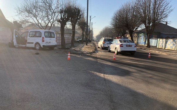 После столкновения легковушку выбросило на край проезжей части — пострадала женщина-пешеход После столкновения легковушку выбросило на край проезжей части — пострадала женщина-пешеход