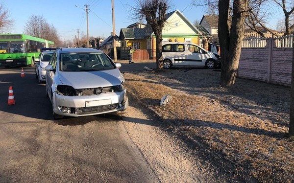 После столкновения легковушку выбросило на край проезжей части — пострадала женщина-пешеход После столкновения легковушку выбросило на край проезжей части — пострадала женщина-пешеход
