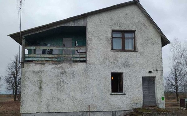 При пожаре дома в Каменецком районе сотрудники МЧС спасли двух человек