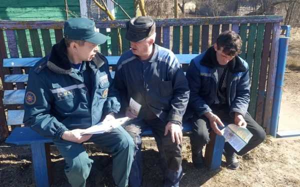 Рейд по предупреждению весенних палов травы провели спасатели в Барановичском районе Рейд по предупреждению весенних палов травы провели спасатели в Барановичском районе
