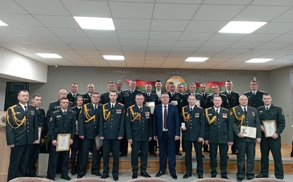 Сотрудников Барановичского отдела Департамента охраны поздравили с Днем милиции Сотрудников Барановичского отдела Департамента охраны поздравили с Днем милиции