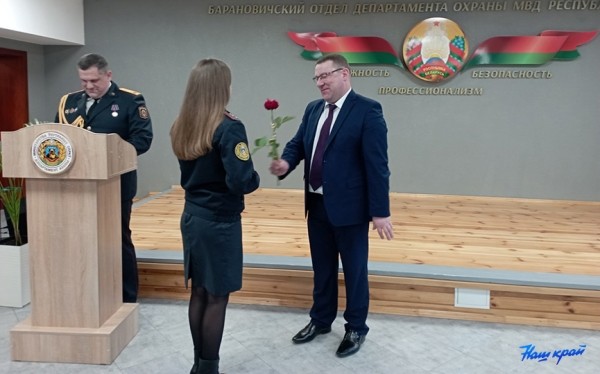 Сотрудников Барановичского отдела Департамента охраны поздравили с Днем милиции Сотрудников Барановичского отдела Департамента охраны поздравили с Днем милиции