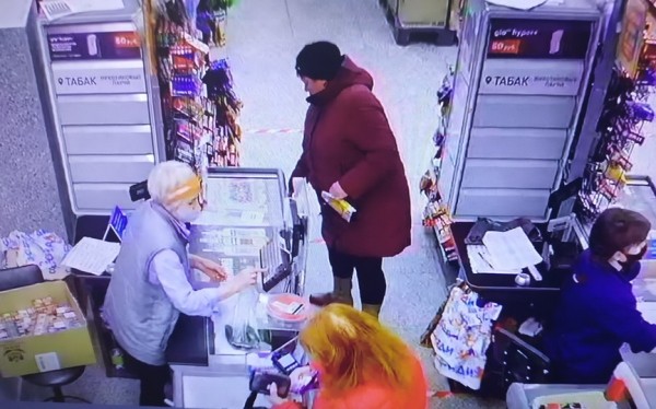 В Барановичах милиция ищет женщину, которая расплачивалась в магазинах чужой картой В Барановичах милиция ищет женщину, которая расплачивалась в магазинах чужой картой