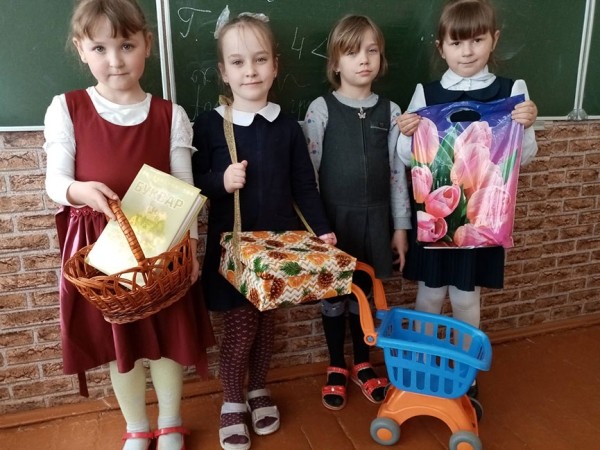 Вместо рюкзаков – корзинки и котомки: в Мирской средней школе креативно прошел последний день перед каникулами Вместо рюкзаков – корзинки и котомки: в Мирской средней школе креативно прошел последний день перед каникулами