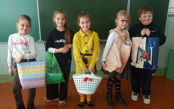 Вместо рюкзаков – корзинки и котомки: в Мирской средней школе креативно прошел последний день перед каникулами Вместо рюкзаков – корзинки и котомки: в Мирской средней школе креативно прошел последний день перед каникулами