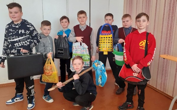 Вместо рюкзаков – корзинки и котомки: в Мирской средней школе креативно прошел последний день перед каникулами Вместо рюкзаков – корзинки и котомки: в Мирской средней школе креативно прошел последний день перед каникулами