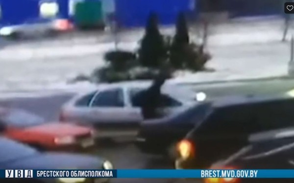  Водитель отказался подвезти молодого попутчика, и тот разбил стекло