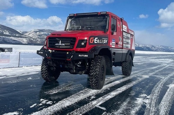 299 км/ч на трассе М6, 80 попыток сдать на «права». Автомобильные рекорды и антирекорды Беларуси