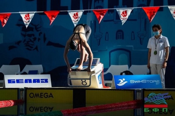 На чемпионате Беларуси по плаванию в Бресте в одном из заплывов победу разделили две участницы