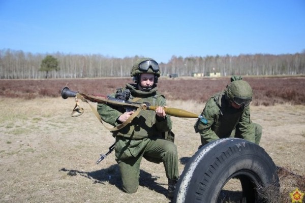 Плановые занятия десантно-штурмового батальона проходят на полигоне Брестский
