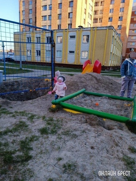 Читатель: Выкопали ямы на нашей алее рядом с песочницей. Вчера туда упал ребёнок
Читатель: Выкопали ямы на нашей алее рядом с песочницей. Вчера туда упал ребёнок