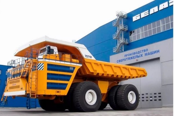 299 км/ч на трассе М6, 80 попыток сдать на «права». Автомобильные рекорды и антирекорды Беларуси