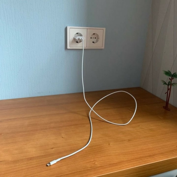 Можно ли оставлять зарядку в розетке?