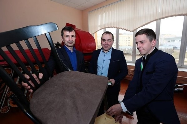 Стул для зарядки мобильных устройств изобрели в Полесском аграрном колледже. Как он работает? Стул для зарядки мобильных устройств изобрели в Полесском аграрном колледже. Как он работает?