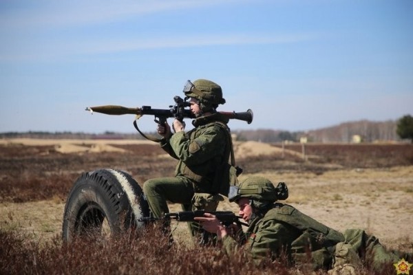 Плановые занятия десантно-штурмового батальона проходят на полигоне Брестский