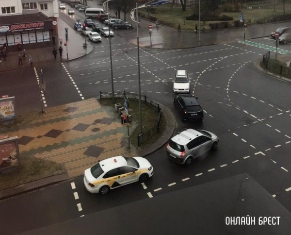 Читатель: Когда въехал не в свою полосу. Брест, бульвар Космонавтов
Читатель: Когда въехал не в свою полосу. Брест, бульвар Космонавтов