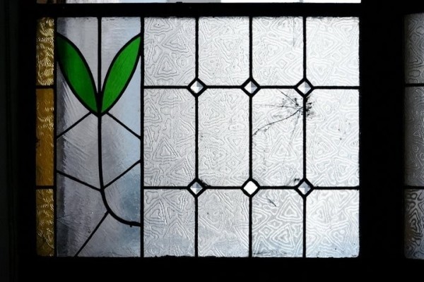 Жители подъезда сняли со стен старую советскую краску и обнаружили удивительную красоту Жители подъезда сняли со стен старую советскую краску и обнаружили удивительную красоту