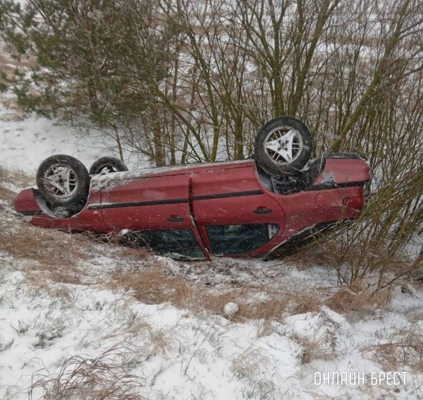 Очевидец: В Берёзовском районе лёг на крышу автомобиль
             
                Очевидец: В Берёзовском районе лёг на крышу автомобиль