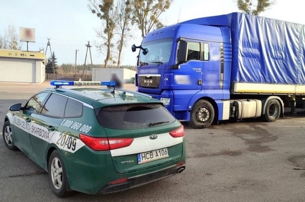 Белорусский дальнобойщик объехал очередь на выезд из Польши и не остановился. Его задержали Белорусский дальнобойщик объехал очередь на выезд из Польши и не остановился. Его задержали