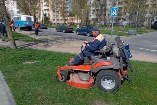 Брестские коммунальники приступили к активному покосу городских газонов Брестские коммунальники приступили к активному покосу городских газонов