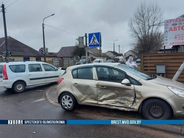 Подробности ДТП в Барановичах, в котором авто врезалось в светофор Подробности ДТП в Барановичах, в котором авто врезалось в светофор