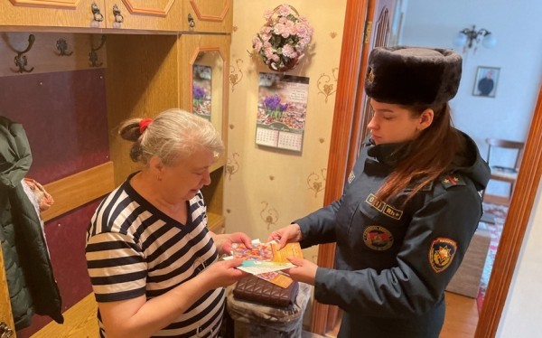 Безопасность на контроле у спасателей: инспектор пропаганды провела профилактическую работу с населением
