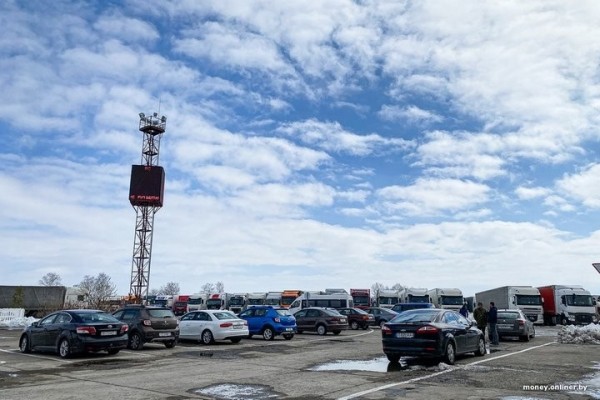 «По ощущениям, время на границе увеличилось в два раза»: что рассказывают те, кто уже съездил за границу