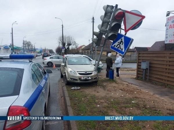 Подробности ДТП в Барановичах, в котором авто врезалось в светофор Подробности ДТП в Барановичах, в котором авто врезалось в светофор