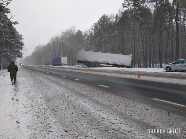 ГАИ рассказала подробности ДТП под Брестом, где фура вылетела в кювет ГАИ рассказала подробности ДТП под Брестом, где фура вылетела в кювет