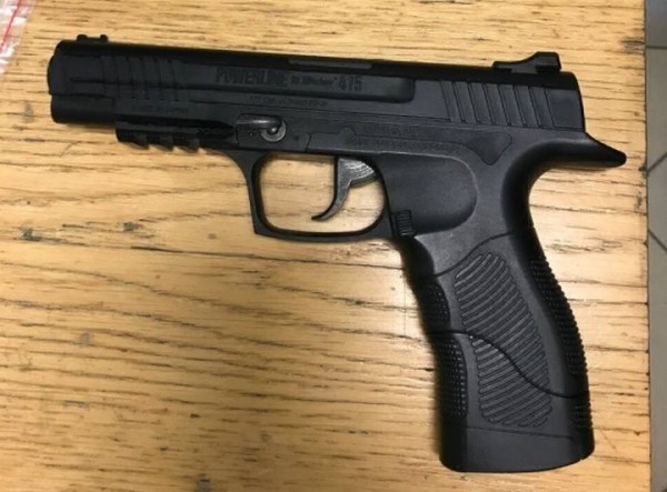 В Гродно мужчина, угрожая пистолетом, заставил студентку оказать интимную услугу В Гродно мужчина, угрожая пистолетом, заставил студентку оказать интимную услугу