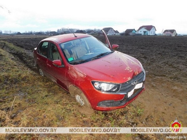Пьяный житель Брестской области с другом угнали авто и пытались его сжечь Пьяный житель Брестской области с другом угнали авто и пытались его сжечь