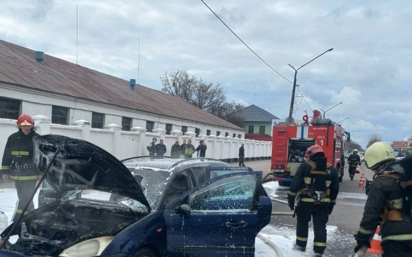 Фотофакт. Автомобиль загорелся в Барановичах