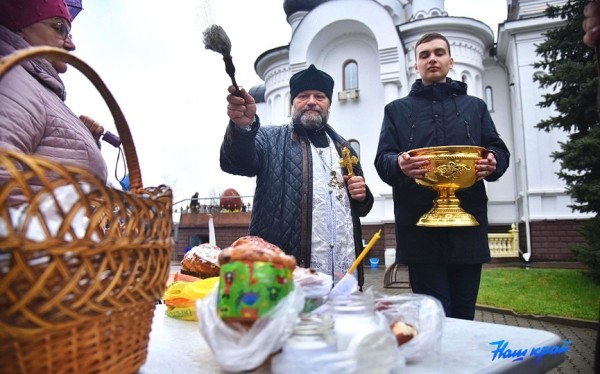 Фоторепортаж. Освящение пасхальных яиц и куличей в храмах Барановичей Фоторепортаж. Освящение пасхальных яиц и куличей в храмах Барановичей