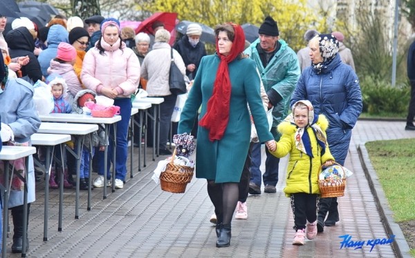 Фоторепортаж. Освящение пасхальных яиц и куличей в храмах Барановичей Фоторепортаж. Освящение пасхальных яиц и куличей в храмах Барановичей