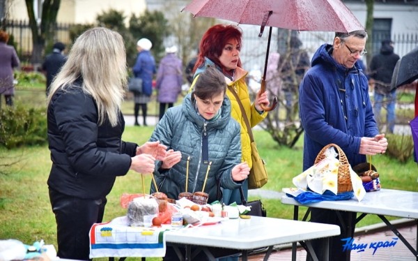 Фоторепортаж. Освящение пасхальных яиц и куличей в храмах Барановичей Фоторепортаж. Освящение пасхальных яиц и куличей в храмах Барановичей
