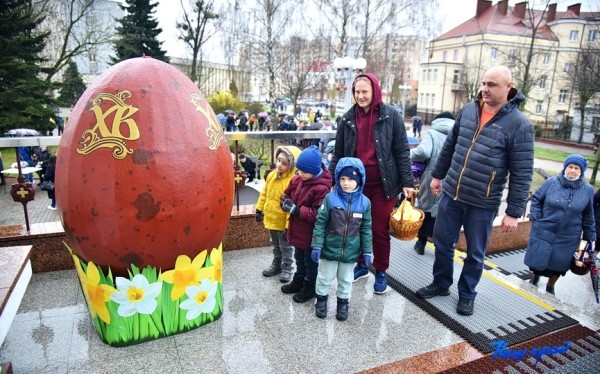 Фоторепортаж. Освящение пасхальных яиц и куличей в храмах Барановичей Фоторепортаж. Освящение пасхальных яиц и куличей в храмах Барановичей