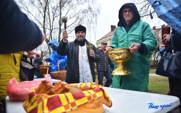 Фоторепортаж. Освящение пасхальных яиц и куличей в храмах Барановичей Фоторепортаж. Освящение пасхальных яиц и куличей в храмах Барановичей