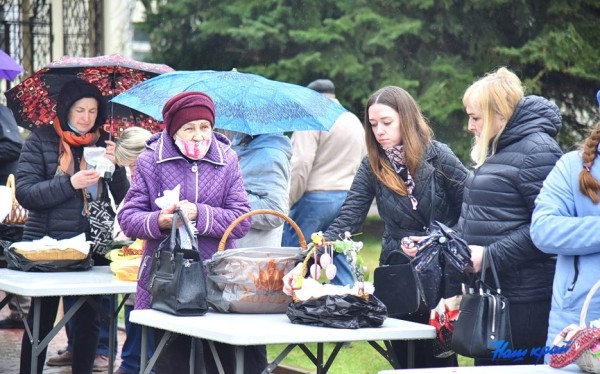 Фоторепортаж. Освящение пасхальных яиц и куличей в храмах Барановичей Фоторепортаж. Освящение пасхальных яиц и куличей в храмах Барановичей