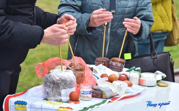Фоторепортаж. Освящение пасхальных яиц и куличей в храмах Барановичей Фоторепортаж. Освящение пасхальных яиц и куличей в храмах Барановичей