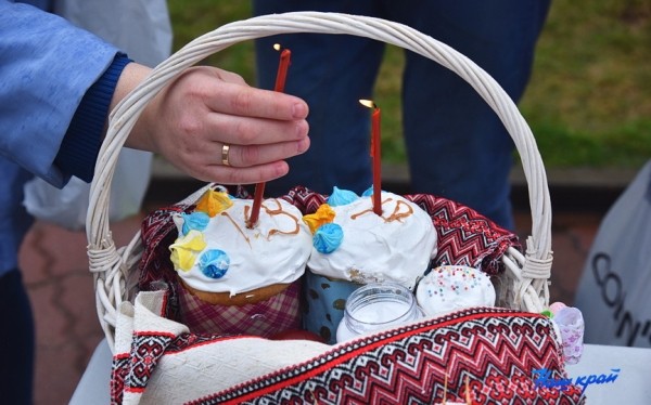 Фоторепортаж. Освящение пасхальных яиц и куличей в храмах Барановичей Фоторепортаж. Освящение пасхальных яиц и куличей в храмах Барановичей