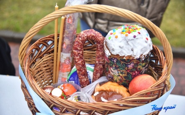 Фоторепортаж. Освящение пасхальных яиц и куличей в храмах Барановичей Фоторепортаж. Освящение пасхальных яиц и куличей в храмах Барановичей